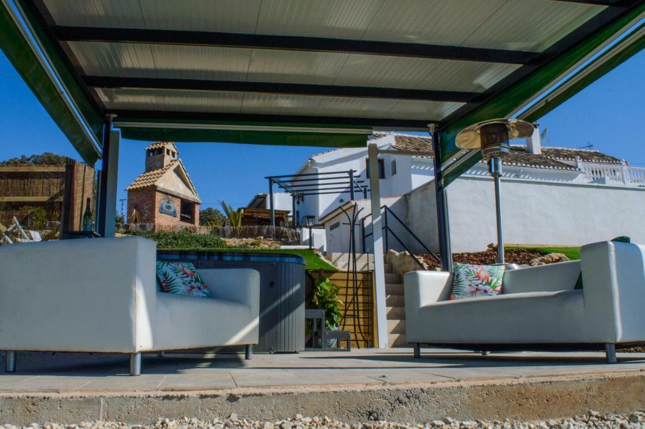 Cortijo Chaparro Near Iznajar Holiday home *